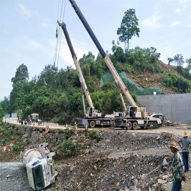 岳池汽车掉沟里叫吊车救援要多少钱